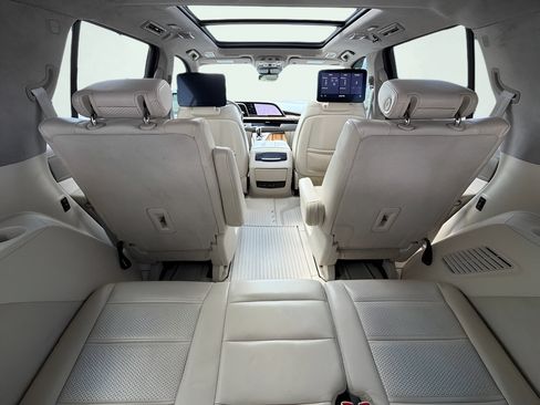 Used 2021 Cadillac Escalade Premium Luxury Platinum AWD/4WD image 26