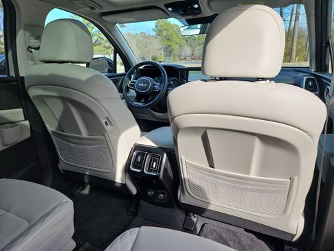 Used 2022 Kia Sorento SX image 18