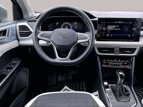 Used 2025 Volkswagen Taos SE FWD image 10