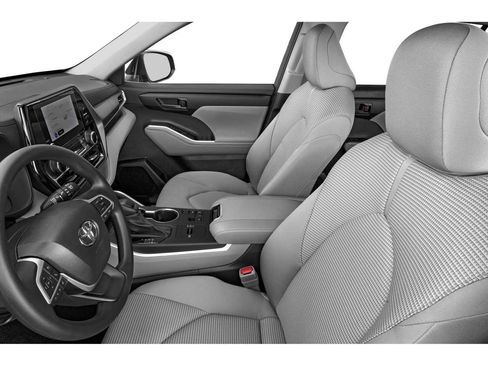 Used 2024 Toyota Highlander LE FWD image 6