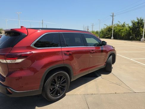 Used 2019 Toyota Highlander SE FWD image 3