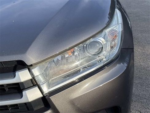 Used 2017 Toyota Highlander LE image 9