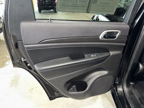 Used 2018 Jeep Grand Cherokee Altitude RWD image 15