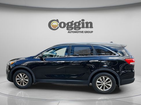 Used 2017 Kia Sorento LX w/ LX Convenience Package image 3