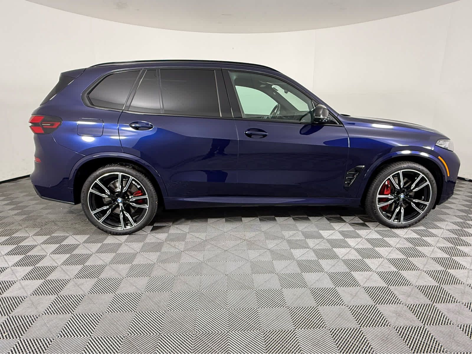 Used 2024 BMW X5 M60i AWD/4WD image 2