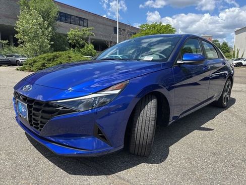 Used 2023 Hyundai Elantra SEL w/ Convenience Package FWD image 3