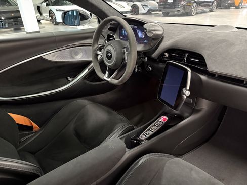 Used 2023 McLaren Artura RWD image 17