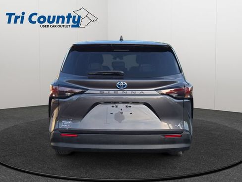 Certified 2025 Toyota Sienna LE FWD image 6
