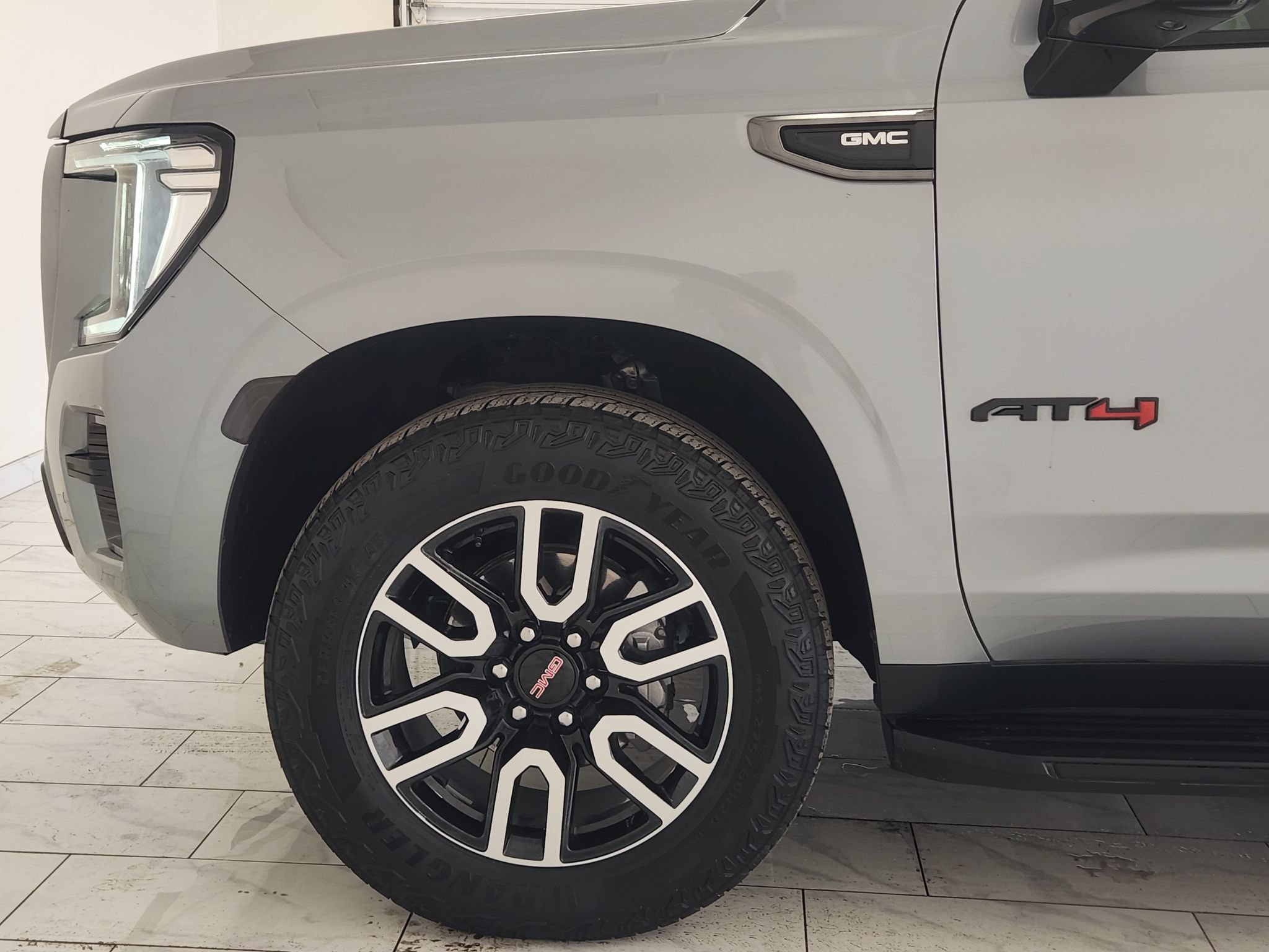 Used 2024 GMC Yukon AT4 w/ Technology Package AWD/4WD image 8