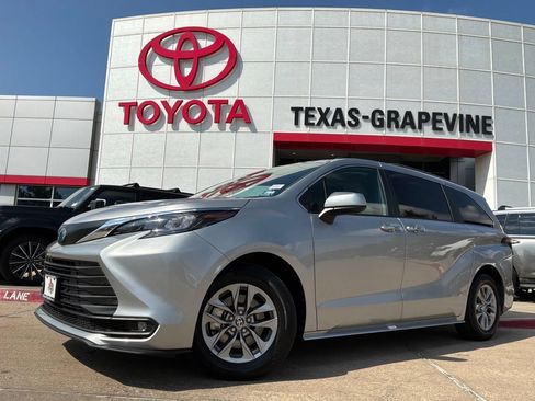 Used 2025 Toyota Sienna XLE FWD image 2