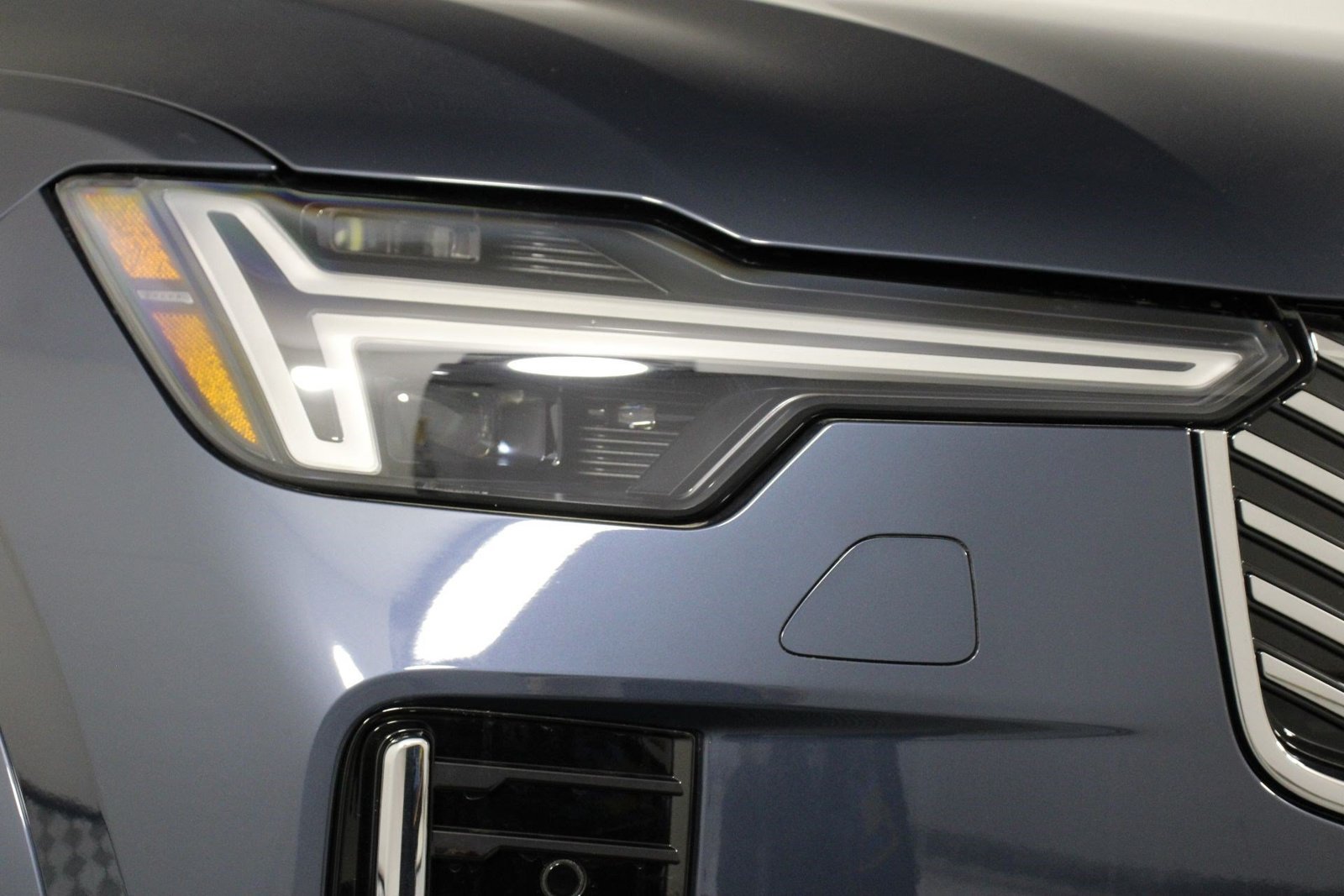 New 2026 Volvo XC90 T8 Plus w/ Protection Package Premier AWD/4WD image 14
