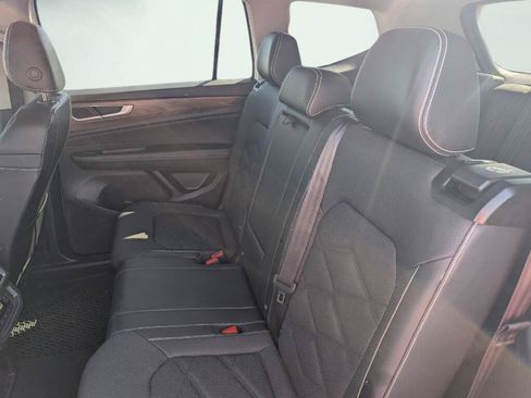 Used 2024 Volkswagen Atlas SE AWD/4WD image 16