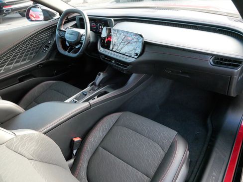 Used 2025 Dodge Charger R/T w/ Sun & Sound Package image 10