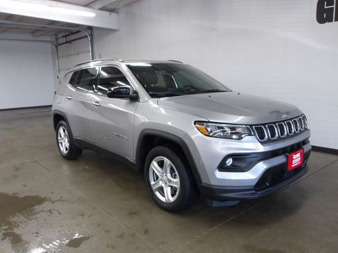 Used 2023 Jeep Compass Latitude w/ Convenience Group AWD/4WD image 4
