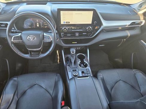 Used 2023 Toyota Highlander Platinum image 11