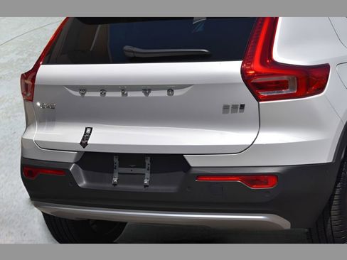 Certified 2025 Volvo XC40 B5 Plus w/ Protection Package Premier image 39