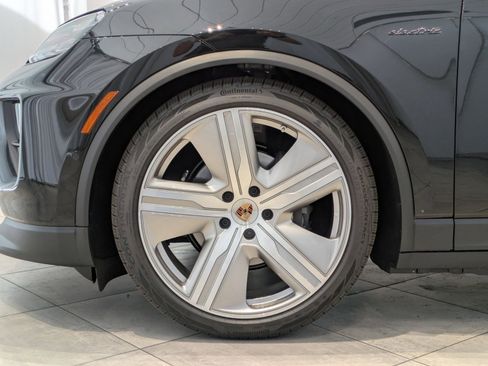 Certified 2025 Porsche Macan Electric image 27