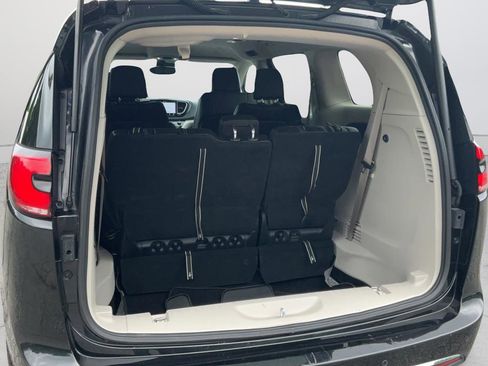 Used 2023 Chrysler Pacifica Touring-L FWD image 19