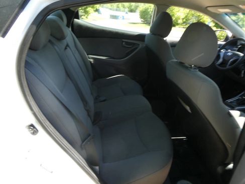 Used 2015 Hyundai Elantra SE image 17