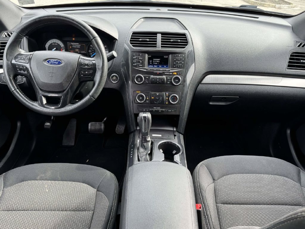Used 2018 Ford Explorer XLT FWD image 2