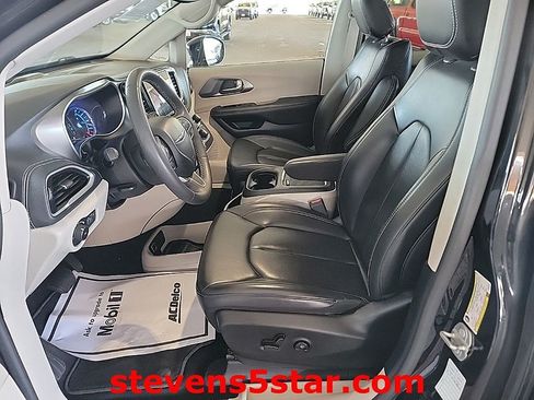 Used 2023 Chrysler Pacifica Touring-L FWD image 2