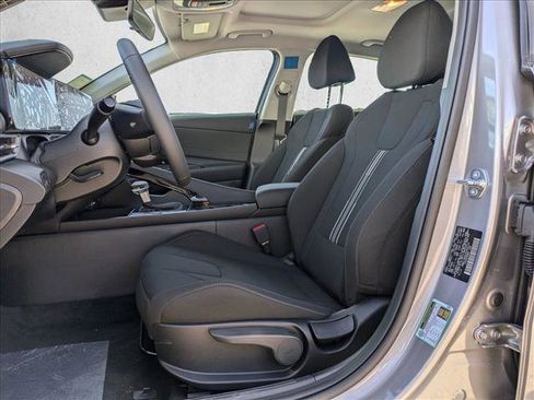 New 2025 Hyundai Elantra SEL image 4