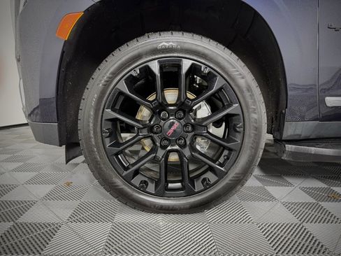 Used 2023 GMC Yukon XL SLT w/ SLT Premium Package image 13