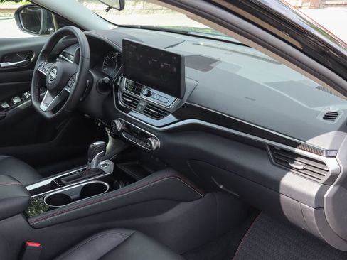 Used 2025 Nissan Altima 2.5 SR w/ SR Premium Package FWD image 40