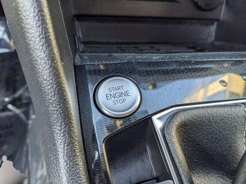 Certified 2025 Volkswagen Taos SE image 22