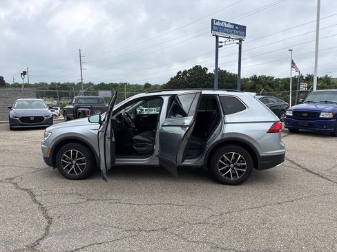 Used 2021 Volkswagen Tiguan SE w/ Panoramic Sunroof Package AWD/4WD image 4