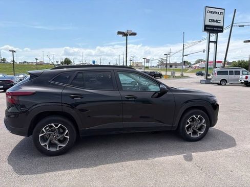 Used 2025 Chevrolet Trax LT FWD image 14