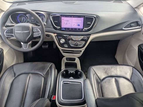Used 2023 Chrysler Pacifica Touring-L FWD image 16