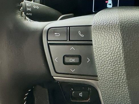 Used 2025 Toyota Camry SE image 9