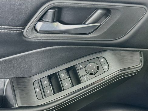 Used 2025 Nissan Rogue SV w/ SV Premium Package FWD image 15