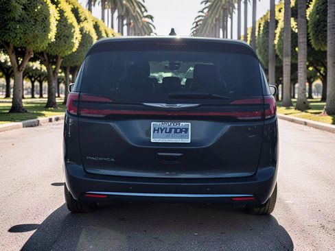 Used 2023 Chrysler Pacifica Touring-L FWD image 5
