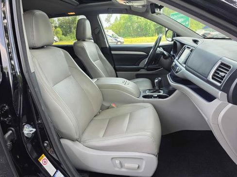 Used 2017 Toyota Highlander XLE AWD/4WD image 19