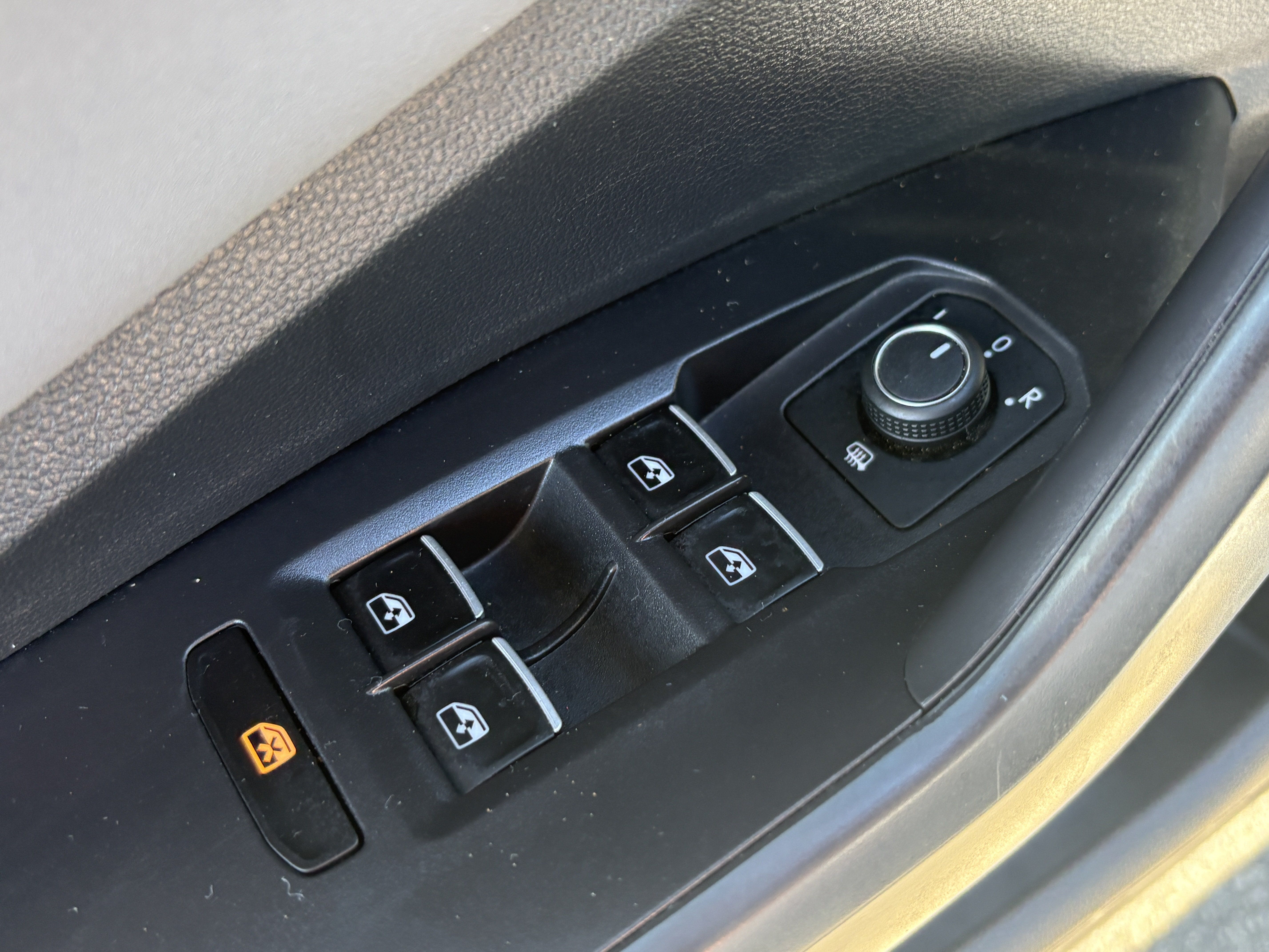 Used 2025 Volkswagen Jetta SE FWD image 17