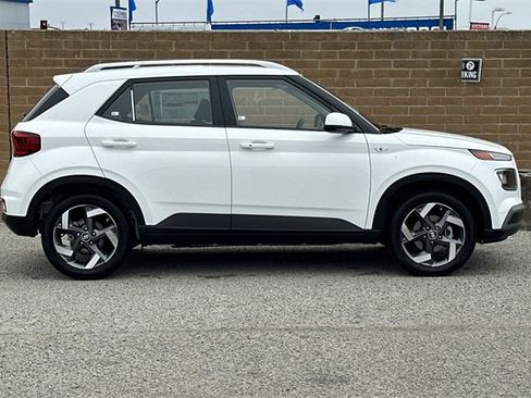 New 2025 Hyundai Venue SEL image 3