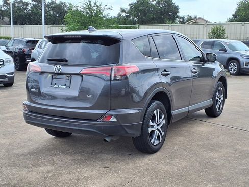Used 2018 Toyota RAV4 LE FWD image 4