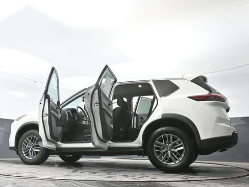 Used 2024 Nissan Rogue S image 75