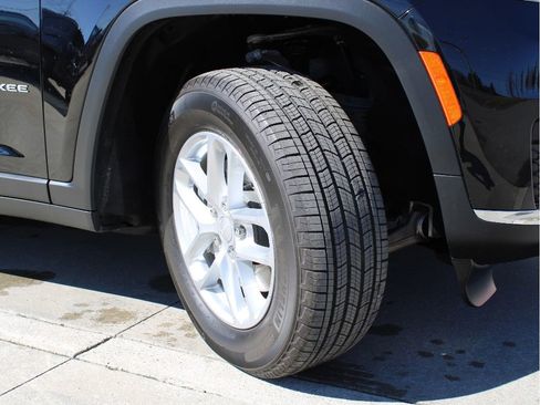 New 2025 Jeep Grand Cherokee L Laredo image 38