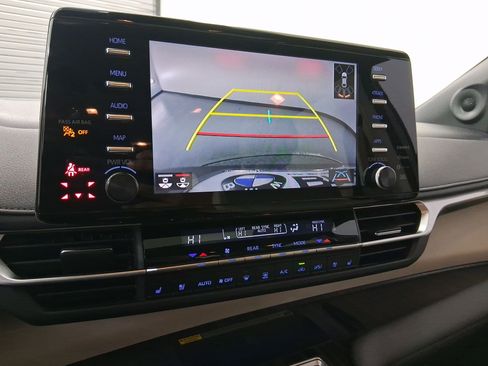 Used 2021 Toyota Sienna Limited image 25