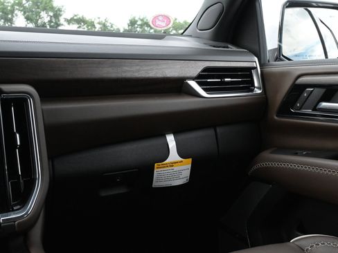 Used 2025 GMC Yukon Denali Ultimate AWD/4WD image 9