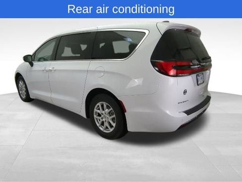 Used 2023 Chrysler Pacifica Touring-L FWD image 5