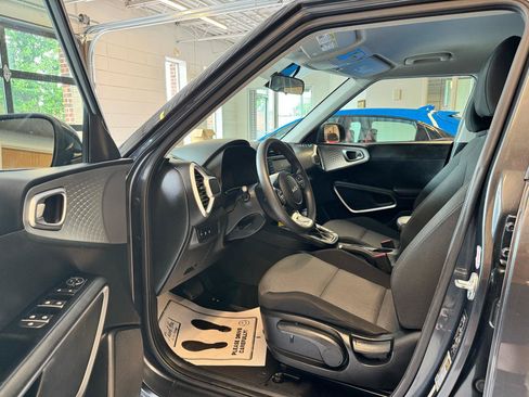 Used 2023 Kia Soul LX w/ Option Group 015 FWD image 9