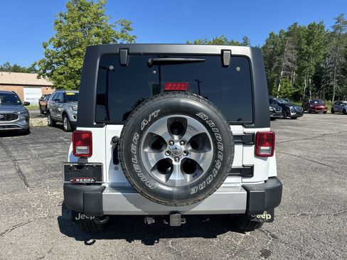 Used 2017 Jeep Wrangler Unlimited Sahara w/ Connectivity Group AWD/4WD image 4