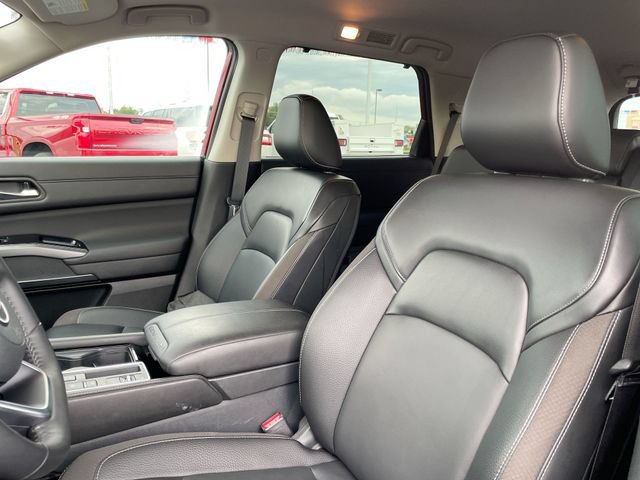 Used 2025 Nissan Pathfinder SL FWD image 11