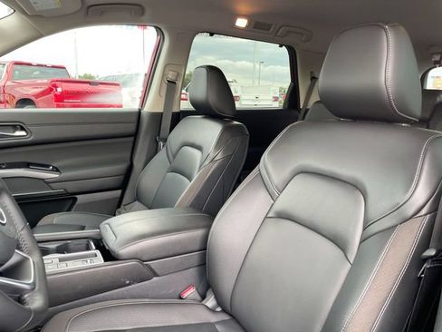 Used 2025 Nissan Pathfinder SL FWD image 11