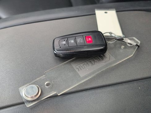 Used 2022 Toyota Highlander XLE AWD/4WD image 30