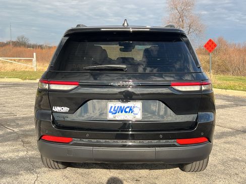 Used 2024 Jeep Grand Cherokee Altitude image 3